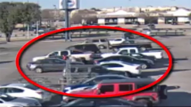 Buscan sospechoso de manosear mujeres en Grand Prairie