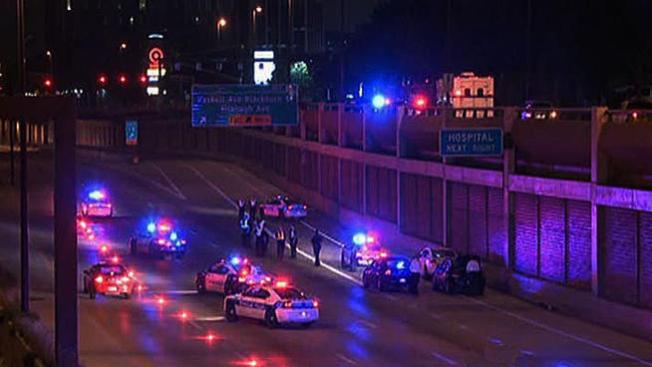 Muere tras saltar a una autopista