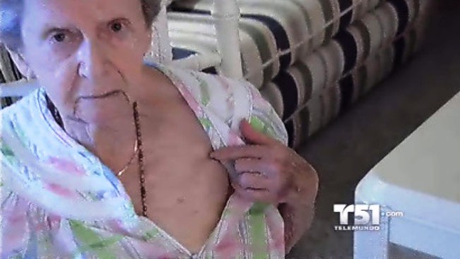 Anciana dice que fue humillada en aeropuerto de NY