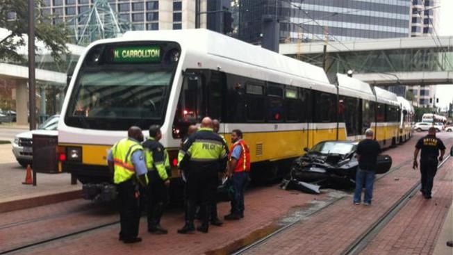 Auto impacta tren DART