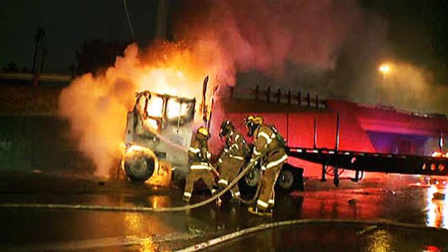 Tráiler se estrella y prende en llamas