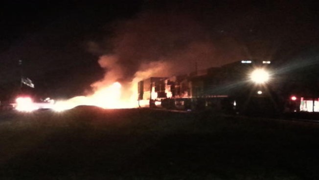 Tren impacta a camión cisterna
